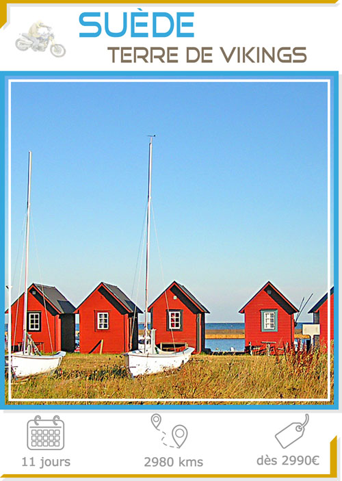 Etiquette illustration du voyage moto en Suède : petites maisons de pêcheurs rouges au bord de la mer