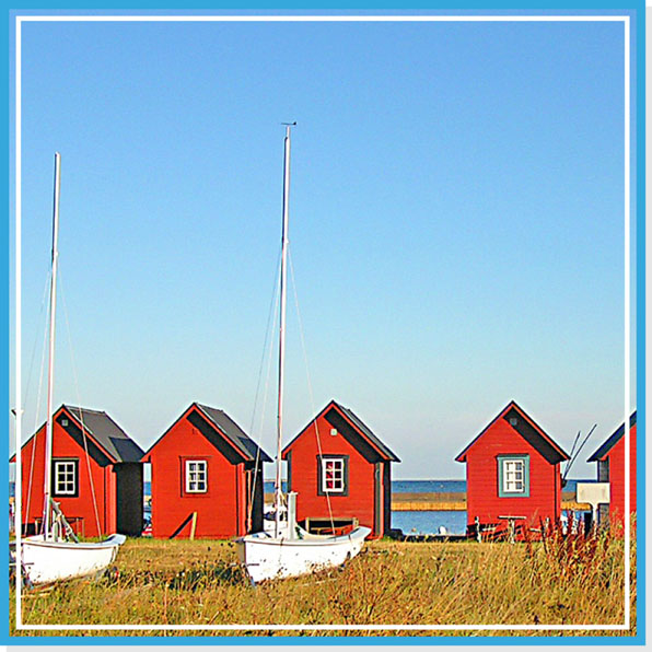 Petites maisons de pêcheurs rouges au bord de la mer en Suéde