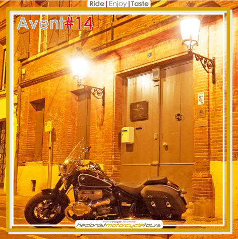Bmw R18 garer devant une belle porte en bois lors d'un voyage moto dans le sud France