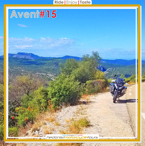 Bmw R1250GS dominant le paysage du Vaucluse lors d'un voyage moto France Provence