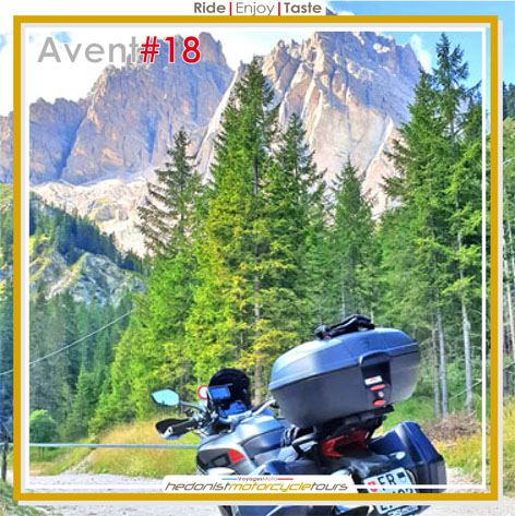 Ducati Multistrada au pied du Passo Giau lors d'un voyage moto Dolomites