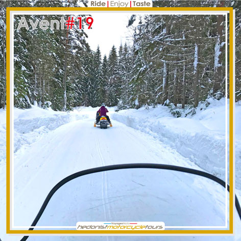 Parcours enneigé en forêt lors d'un voyage motoneige Canada