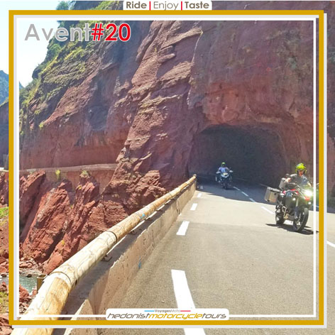 Sortie de Tunnel par Bmw 1250GS dans les gorges de Cian lors d'un voyage moto France