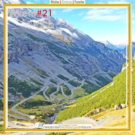 Vue depuis le haut du col du Stelvio lors d'un voyage moto Dolomites Suisse