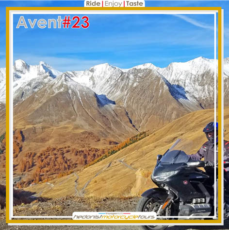 Honda Goldwing au sommet lors d'un voyage moto Alpes France