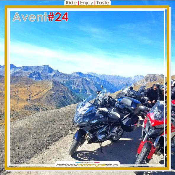 Bmw 1250GS, 1250RT et Ducati Multistrada en haut du col de la Bonette lors d'un voyage moto Alpes