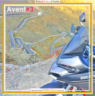 Ducati Multistrada en haut du Stelvio lors d'un voyage moto Italie Dolomites