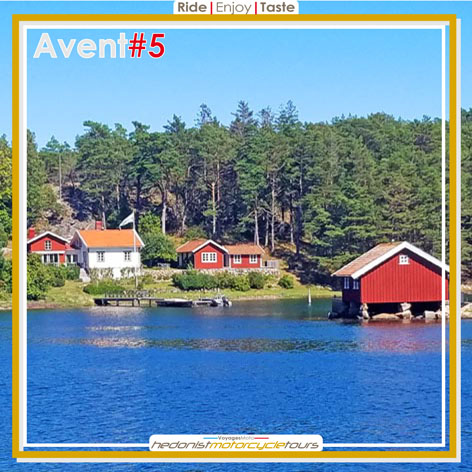 vue depuis le lac sur des cabanes rouges lors d'un voyage moto en Suède