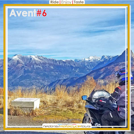 Honda Goldwing en haut d'un col dans les Alpes lors d'un séjour moto Alpes