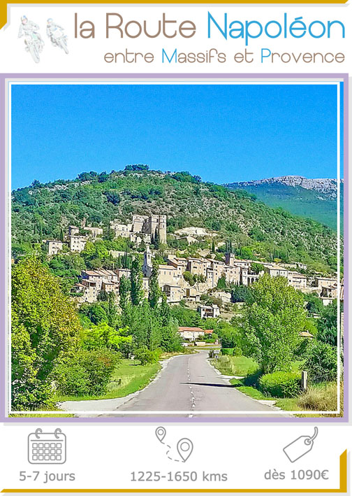 Etiquette illustration du voyage moto France Route Napoleon : arrivée face à un village typique de Provence